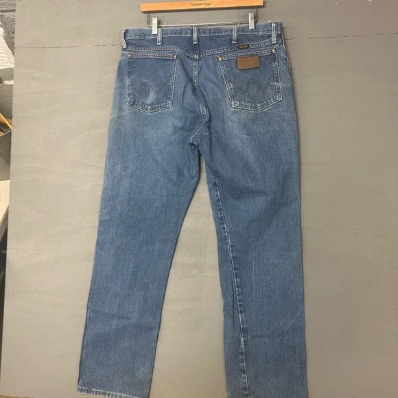 Wrangler 13MWZ Cowboy Cut Original Fit Mens Jeans 38x32 Medium Wash Blue Denim - Picture 2 of 5